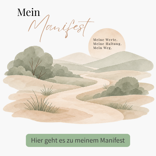 Mein Manifest für ein leises, mutiges Leben Ruhige Landschaft mit Weg als Symbol für einen eigenen, stimmigen Lebensweg