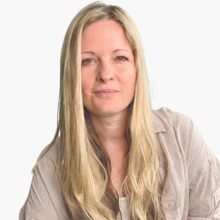 Inga Mehlhardt – Psychologische Beratung und Online-Coaching, Eine einladend lächelnde Frau mit langen, blonden Haaren.